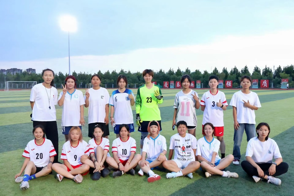 女子足球比赛场上，中国选手们呈现出色风采的简单介绍
